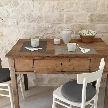 Trullo Pettirosso أوستوني